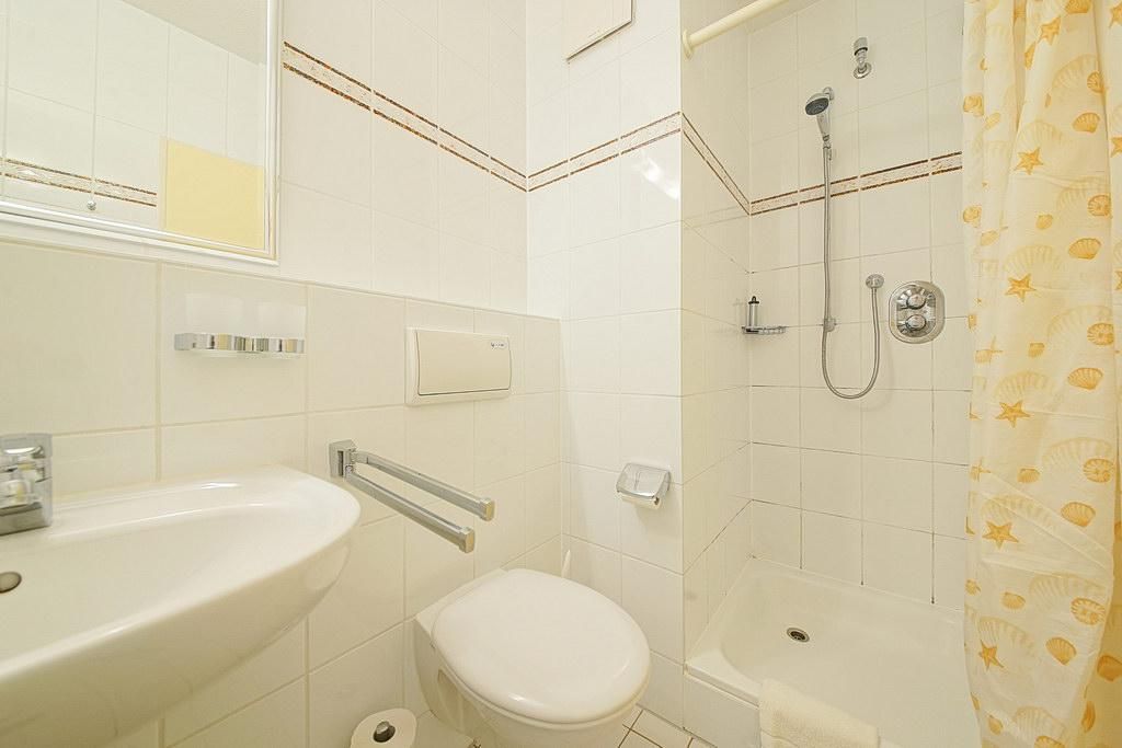 Badezimmer mit Dusche